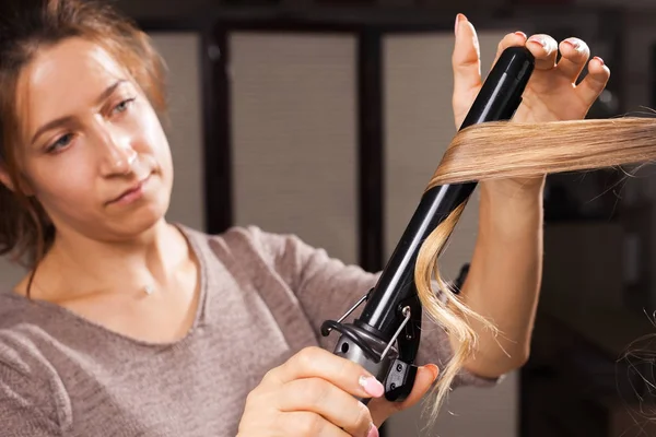 Kuaför saç kıvırma bir modeline dikkatle yapma