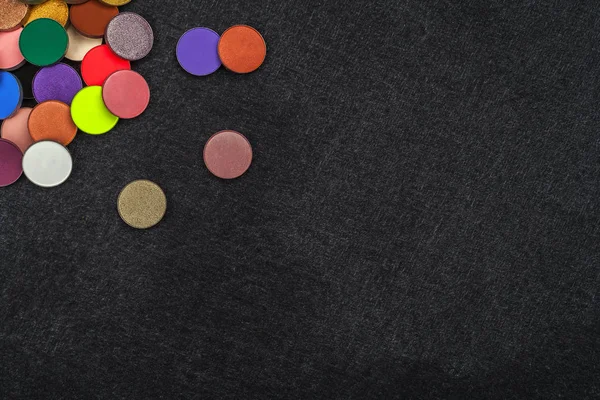 Mucchio di ombretti rotondi colorati — Foto Stock