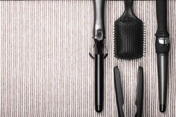 Varias herramientas de alisado del cabello y peine — Foto de Stock