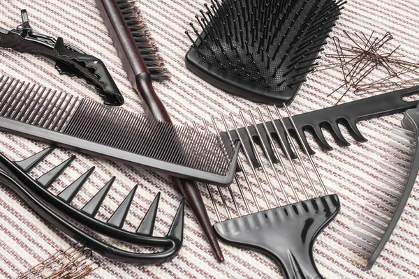 Variedad de diferentes cepillos para el cabello, pasadores de bobby y varillas para el cabello — Foto de Stock