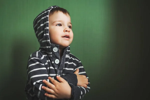 Pequeno bebê bonito menino cruzando as mãos em pulôver — Fotografia de Stock