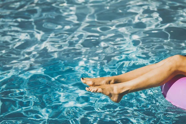 Mulher pernas finas na piscina — Fotografia de Stock