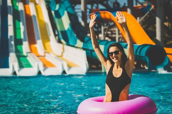 Frau im Gummiring im Schwimmbad — Stockfoto