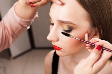 makyaj sanatçı uygulanan maskara bir model üzerinde Kapat
