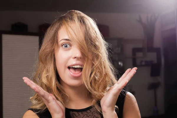 Hermosa joven modelo feliz con el pelo en una cara — Foto de Stock