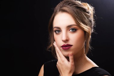 güzel genç model şık makyaj ile