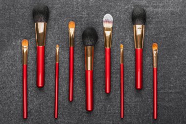 bir satranç sırada döşeme fırçaları makyaj