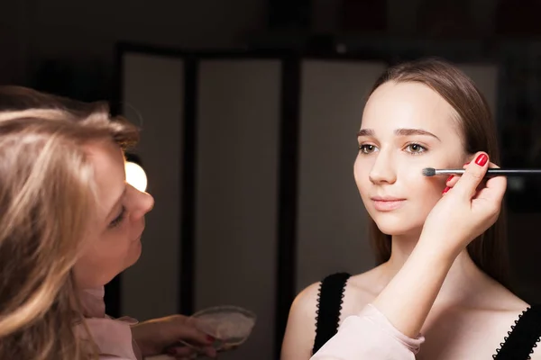 Bir kız bir cilt üzerinde vakıf dabbing makyaj sanatçısı — Stok fotoğraf