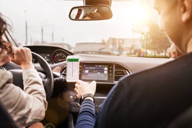 kadın bir araba adam bir navigator rotasında kurma. Genç çift arkadan görüntüleyin. seyahat ve macera kavramı