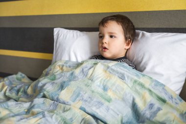 küçük hasta bebek yatakta