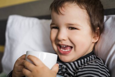 çocuk çocuk alarak fincan yatakta yatarken ilaç Hemşirelik