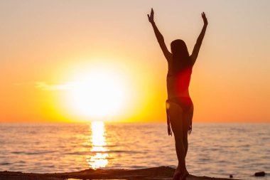 Güneş doğarken dans kızı