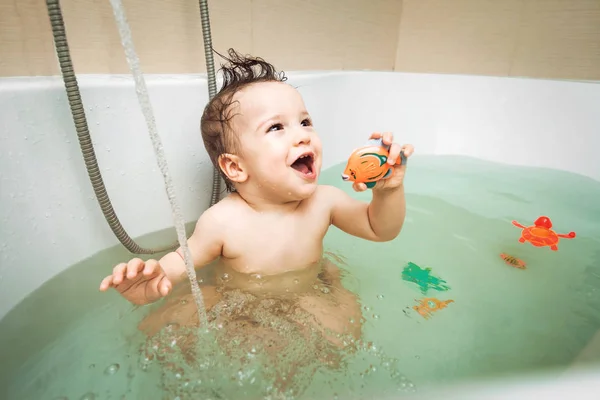 Χαριτωμένο ομορφιά μικρό μωρό αγόρι κάνει μπάνιο Εικόνα Αρχείου