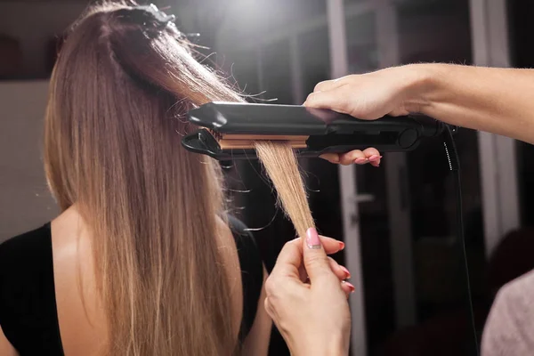 Friseur bastelt sich eine Gauffer-Frisur eines Models — Stockfoto