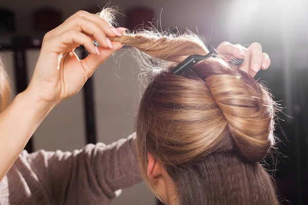Cabeleireiro fazendo um coiffure para um modelo de perto — Fotografia de Stock