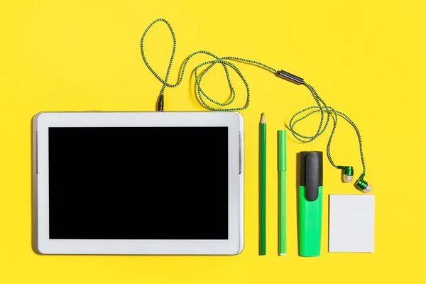 Office εν στάσει και gadgets σε μια κίτρινη επιφάνεια — Φωτογραφία Αρχείου
