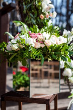 büyük çiçekler Buket bir futuristik cam aranjman açık