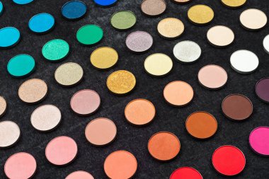 büyük göz gölgeler düz satırlardaki miktarı