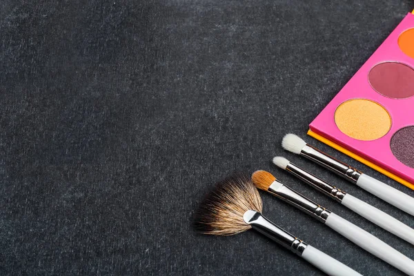 farklı fırçalar paletle göz farı