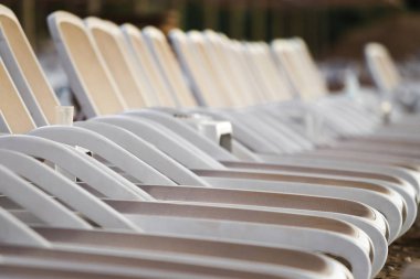 plajda şezlonglar satır