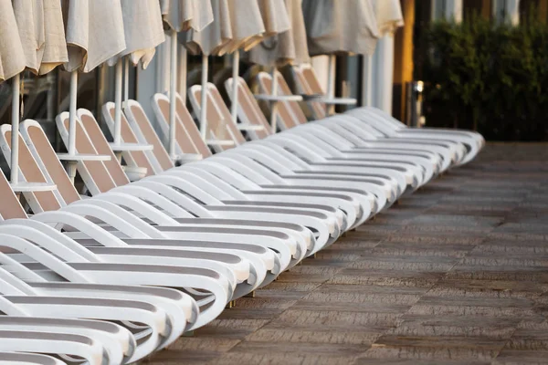 Fila de cadeiras de praia perto da piscina — Fotografia de Stock