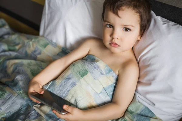 sabah yatakta yatıyordu telefon tutarak çocuk