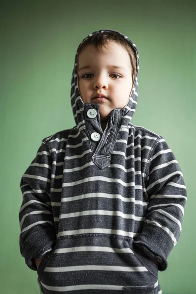 Franzindo bonito menino de mãos dadas em bolsos — Fotografia de Stock