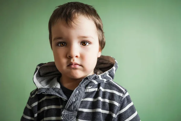 Criança bonito sombrio menino de mãos dadas em bolsos — Fotografia de Stock