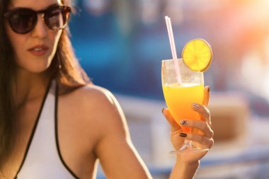 bir kokteyl tutan zerafet kadın