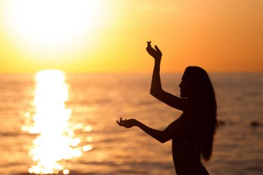 Güneş doğarken dans kadın