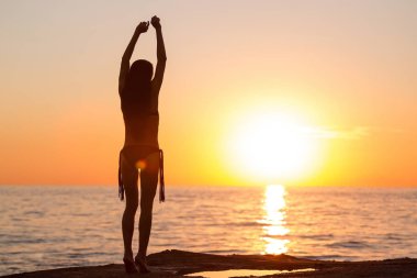Güneş doğarken dans teen