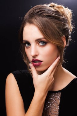 Genç ve güzel modeli ile zarif makyaj