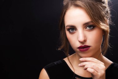 Güzel genç model mükemmel makyaj ile