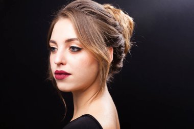 Güzellik modeli şık makyaj ile