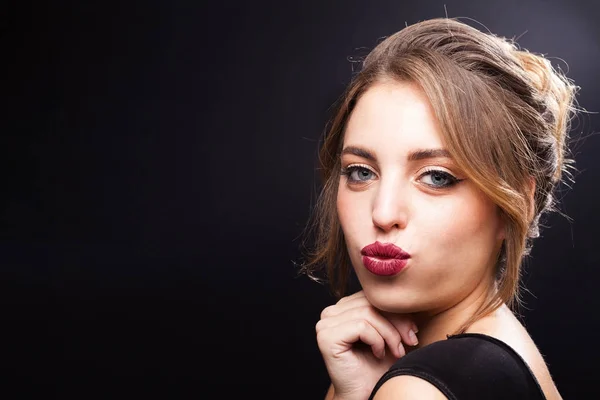 Mooi model met elegante make-up lippen uitsteekt — Stockfoto