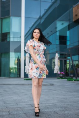 Genç başarılı kız rüzgarda yürüyüş