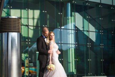 Gelin ve damat birbirine yakın fütüristik holding Binası