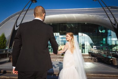 güzel seksi gelin tutma damat modern building yakınındaki