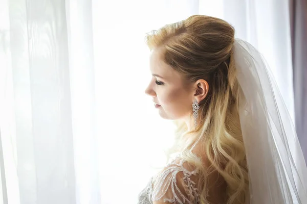 Невеста смотрит из окна — стоковое фото