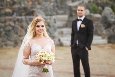 Güzel düğün buketi ve arkasında, damat gelin