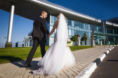 Mutlu gelin ve damat yakındaki modern Binası yürüme