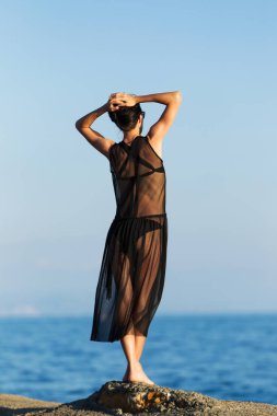 denize arayan genç ince kadın