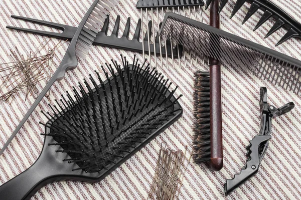Conjunto de diferentes cepillos para el cabello, horquillas y varillas para el cabello — Foto de Stock