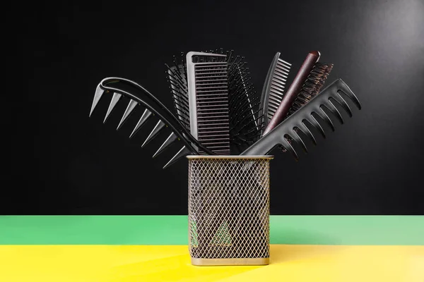 Panier en métal avec brosses à cheveux — Photo