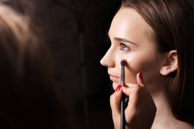 bir model vakıf dabbing makyaj sanatçısı