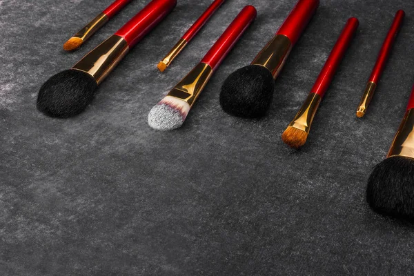 Maquillar los pinceles en una cubierta negra — Foto de Stock