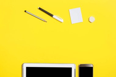 office mahkeme Smartphone ve tablet pc önünde yalan