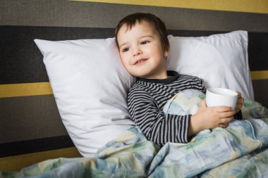 yatakta yatarken ilaç fincan ile sağlıksız kür çocuk