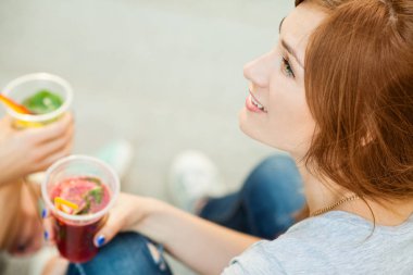 iki girks kokteyl içmek