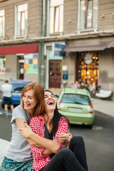 Dvě kamarádky, které sedí u silnice — Stock fotografie